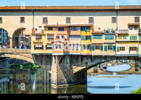 Ponte Vecchio über den Arno in Florenz, Toskana, Italien Stockfoto