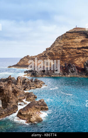 Vertikale Landschaft. Die Felsen an der Küste von Porto Moniz, Insel Madeira, Portugal Stockfoto