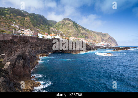 Küstenlandschaft von Porto Moniz Stadt, Insel Madeira, Portugal Stockfoto