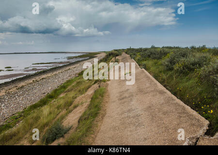 Abschnitt der Straße am Punkt verschmähen durch Sturmflut, Humberside, Yorkshire, Uk beschädigt. Stockfoto