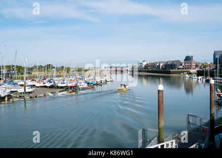 Günstig motor Kreuzer auf dem Fluss Arun, Littlehampton, West Sussex, England, Großbritannien Stockfoto