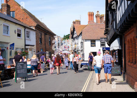 Arundel High Street während der Arundel Festival. Arundel, West Sussex, England, Großbritannien Stockfoto