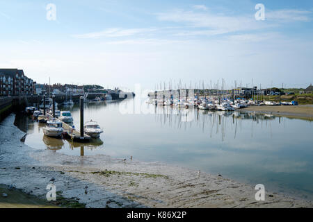 Die Arun Yacht Club und dem Fluss Arun, Littlehampton, West Sussex, England, Großbritannien Stockfoto