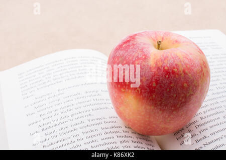 Zurück zum Thema Schule mit einem roten Apfel Stockfoto