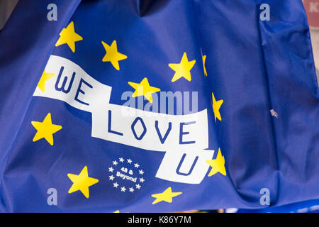 Wir lieben U Flagge 48 & Beyond an der Haltestelle Brexit Demonstration in Bournemouth, Dorset im September Stockfoto