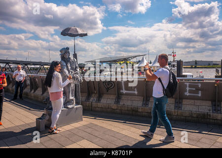 Grosse Hafenrundfahrt Raddampfer auf der Elbe Hamburg Stockfoto