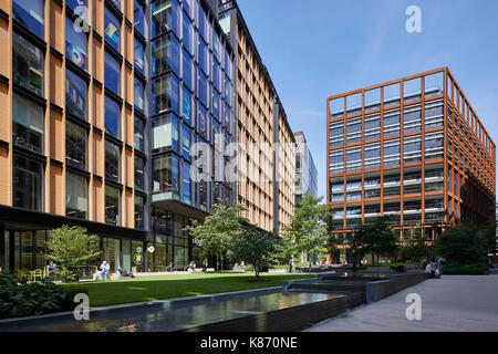 Blick auf den Park auf dem Platz in Richtung 4 St Pancras Platz suchen. King's Cross, London, Vereinigtes Königreich. Architekt: Verschiedene Architekten, 2017. Stockfoto