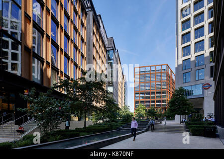 Blick auf den Park auf dem Platz in Richtung 4 St Pancras Platz suchen. King's Cross, London, Vereinigtes Königreich. Architekt: Verschiedene Architekten, 2017. Stockfoto