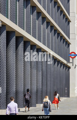 Eingang zum U-Bahnhof St Pancras mit Menschen zu Fuß den Berg hinauf. King's Cross, London, Vereinigtes Königreich. Architekt: Verschiedene Architekten Stockfoto