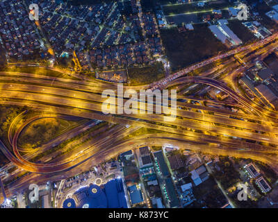 Luftaufnahme der Schnellstraße und Autobahn bei Nacht erschossen von drohne in Bangkok, Thailand. Stockfoto