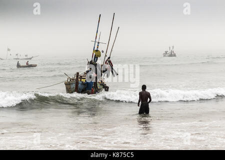 Ghana, Accra - Dezember 28, 2016: Fischer zurück mit Ufer Schiffe nach der morgendlichen Angeln in Jamestown, Port in Accra, Ghana Stockfoto