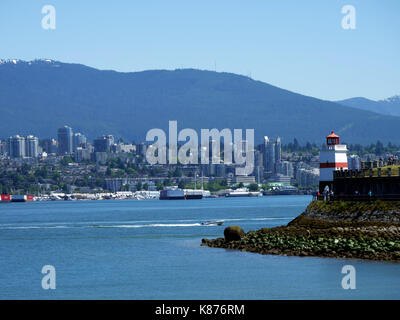 Brockton Point Lighthouse und Burrard Inlet, Vancouver, BC, Kanada. Stockfoto