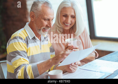 Heiter im Alter von Paar ihre geschäftlichen Angelegenheiten zu Hause diskutieren Stockfoto