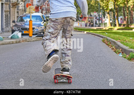 Brüssel, Belgien - 17. SEPTEMBER 2017: junger Teenager junge Praxis skateboarding während des Autofreien Tag Straßen auf Lambermont Blvd. in Brüssel, Bel Stockfoto