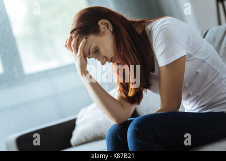 Freudlos umgekippt Frau auf der Suche nach einer Lösung Stockfoto