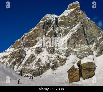 Skifahrer und Snowboarder eine Piste in Zermatt, Schweiz mit Blick auf das berühmte Matterhorn Gipfel Stockfoto