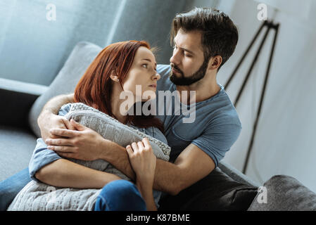 Angenehmes nettes Paar an jedem anderen Suchen Stockfoto