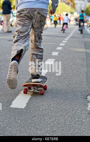 Brüssel, Belgien - 17. SEPTEMBER 2017: junger Teenager junge Praxis skateboarding während des Autofreien Tag Straßen auf Demolder Ave. in Brüssel, Belgiu Stockfoto