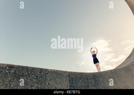 Ballet Dancer üben Tanz bewegt sich im Freien. Tänzerin auf Monument, das Üben von Tanzschritten. Stockfoto