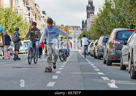 Brüssel, Belgien - 17. SEPTEMBER 2017: junger Teenager junge Praxis skateboarding während des Autofreien Tag Straßen auf Demolder Ave. in Brüssel, Belgiu Stockfoto