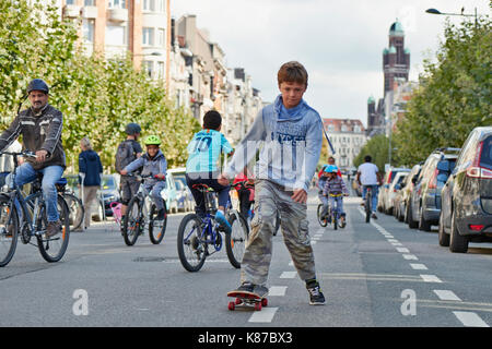 Brüssel, Belgien - 17. SEPTEMBER 2017: junger Teenager junge Praxis skateboarding während des Autofreien Tag Straßen auf Demolder Ave. in Brüssel, Belgiu Stockfoto