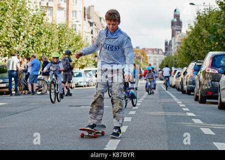 Brüssel, Belgien - 17. SEPTEMBER 2017: junger Teenager junge Praxis skateboarding während des Autofreien Tag Straßen auf Demolder Ave. in Brüssel, Belgiu Stockfoto