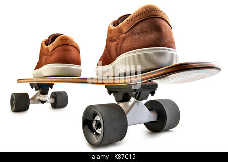 Dynamische Rückansicht eines Schwarzen und Holz- Skate Board und braun Leder Schuhe auf einen weißen Hintergrund mit Freistellungspfad isoliert Stockfoto