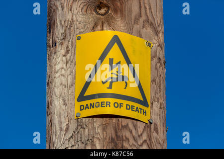 'Zorn des Todes' Zeichen auf einer Stromleitung. Suffolk, Großbritannien. Stockfoto