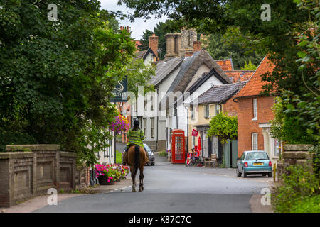 Niedrige Straße, Hoxne, Suffolk. Der Schwan (Kneipe) links, Shop & Post - rechts. Stockfoto