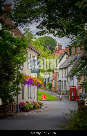 Niedrige Straße, Hoxne, Suffolk. Der Schwan (Kneipe) links, Shop & Post - rechts. Stockfoto