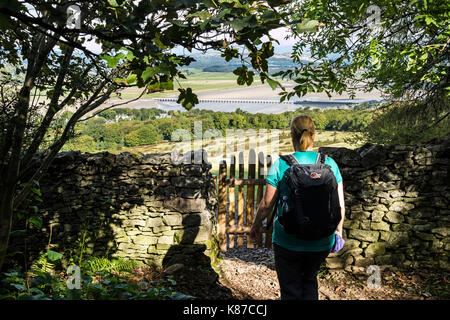 Walker und der Blick Richtung Arnside Viadukt und dem Lake District aus Arnside Knoten, Cumbria, Großbritannien Stockfoto