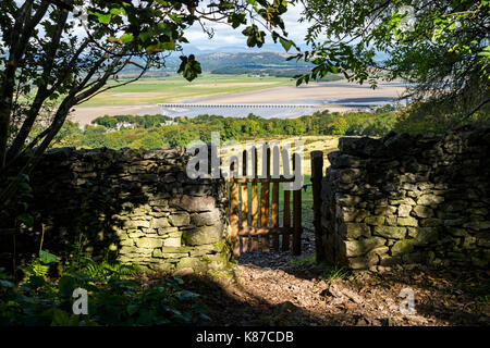 Der Blick Richtung Arnside Viadukt und dem Lake District aus Arnside Knoten, Cumbria, Großbritannien Stockfoto