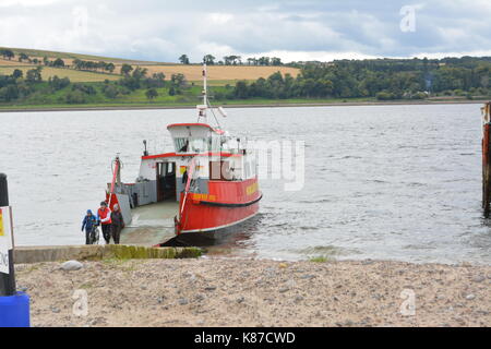 Kleines auto fahrzeug- und Passagierfähre von Highland Fähren zwischen Nigg und Cromarty in Schottland Großbritannien läuft Stockfoto