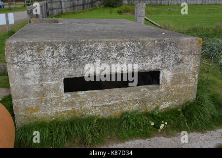 Weltkrieg II Stahlbeton bunker Pillenschachtel pillbox Rüstung mit Meerblick direkt am Strand Cromarty Firth in Schottland Stockfoto