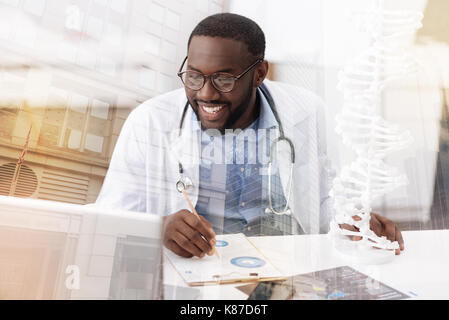 Arzt arbeiten mit Notizen begeistert Stockfoto