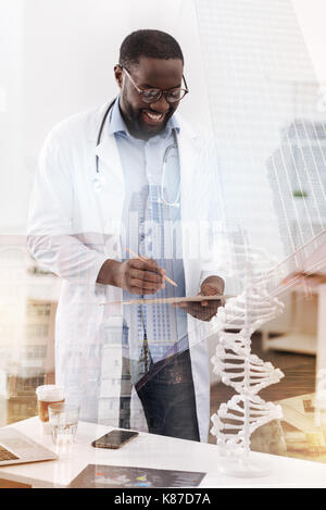 Professionelle Arzt schreiben Sie wichtige Informationen Stockfoto
