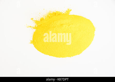Extreme Nahaufnahme von Gold Pigment auf weißem Hintergrund Stockfoto
