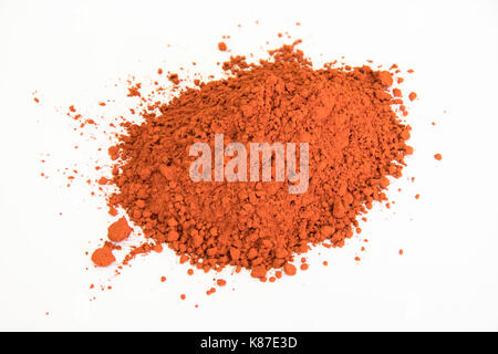 Extreme Nahaufnahme von orange Pigment auf weißem Hintergrund Stockfoto