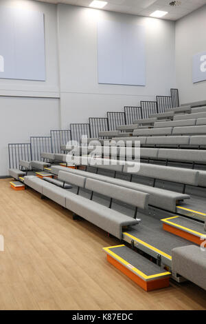 Innenraum der Aula an einem neuen London Academy School. Zeigt einziehbaren' bleacher' Sitz in Position für den Einsatz. Stockfoto