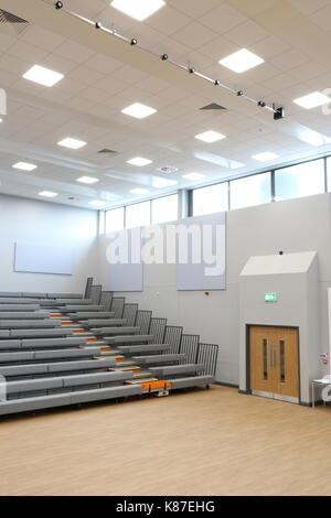 Innenraum der Aula an einem neuen London Academy School. Zeigt einziehbaren' bleacher' Sitz in Position für den Einsatz. Stockfoto
