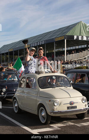 FIAT 500 Parade, 2017 Goodwood Revival Meeting Goodwood Rennstrecke, Chichester, West Sussex, England, Großbritannien Stockfoto