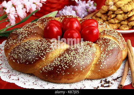 Süßes Osterbrot mit roten Eiern Stockfoto