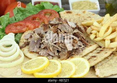 Platte von traditionellen griechischen Gyros oder türkischen Kebab mit Fleisch, Bratkartoffeln, Tomate und Zwiebel Stockfoto