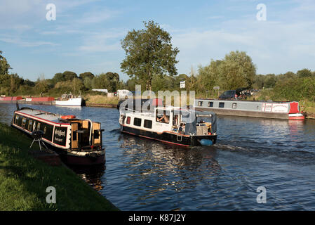 Die Gloucester & Schärfe Canal an Saul Kreuzung in Gloucestershire, England, UK. August 2017. Boote auf dem Kanal im Sommer Stockfoto