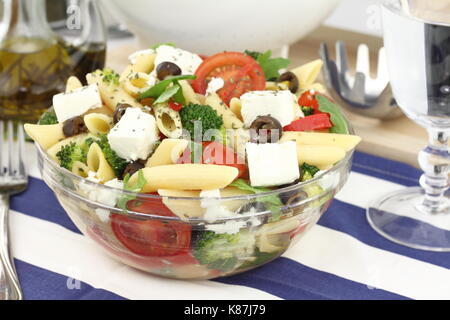 Mediterrane Penne Nudelsalat mit Gemüse und Käse Stockfoto