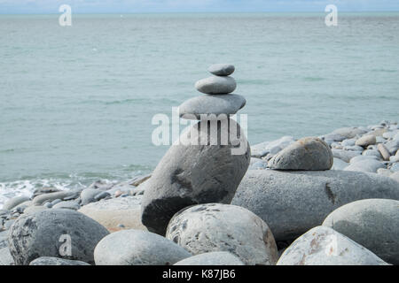 Stein, Balance, balancieren, einfache, Freude, Vergnügen, Abeystwyth, Strand, Kiesel, Kieselsteine, Tan y Kingsland, Stein Balancing, Mitte, West, Wales, Walisisch, Cardigan Bay, Großbritannien, Stockfoto