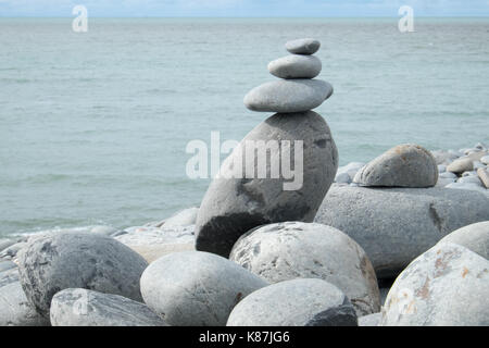 Stein, Balance, balancieren, einfache, Freude, Vergnügen, Abeystwyth, Strand, Kiesel, Kieselsteine, Tan y Kingsland, Stein Balancing, Mitte, West, Wales, Walisisch, Cardigan Bay, Großbritannien, Stockfoto