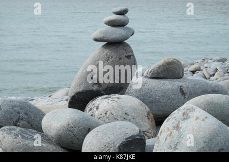 Stein, Balance, balancieren, einfache, Freude, Vergnügen, Abeystwyth, Strand, Kiesel, Kieselsteine, Tan y Kingsland, Stein Balancing, Mitte, West, Wales, Walisisch, Cardigan Bay, Großbritannien, Stockfoto