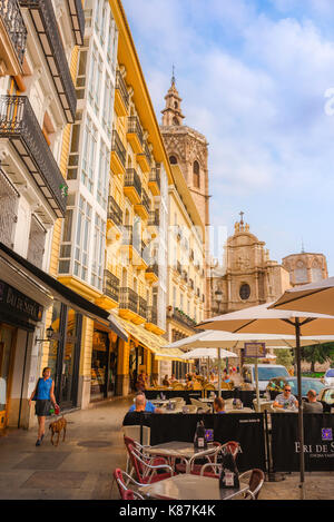 Valencia Spanien, Blick auf der Westseite der Plaza de la Reina in das historische Zentrum von Valencia mit dem Turm der Kathedrale in der Ferne. Stockfoto