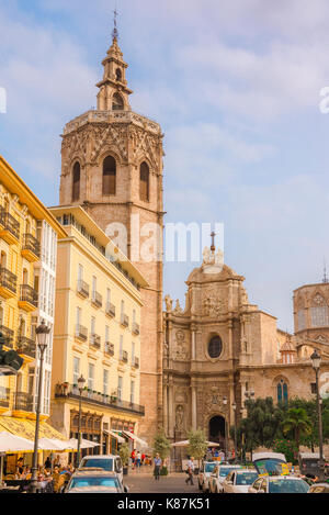 Valencia Spanien, mit Blick auf die Plaza de la Reina in das historische Zentrum von Valencia mit der Kathedrale (Catedral) und Miguelete Turm auf der Nordseite Stockfoto